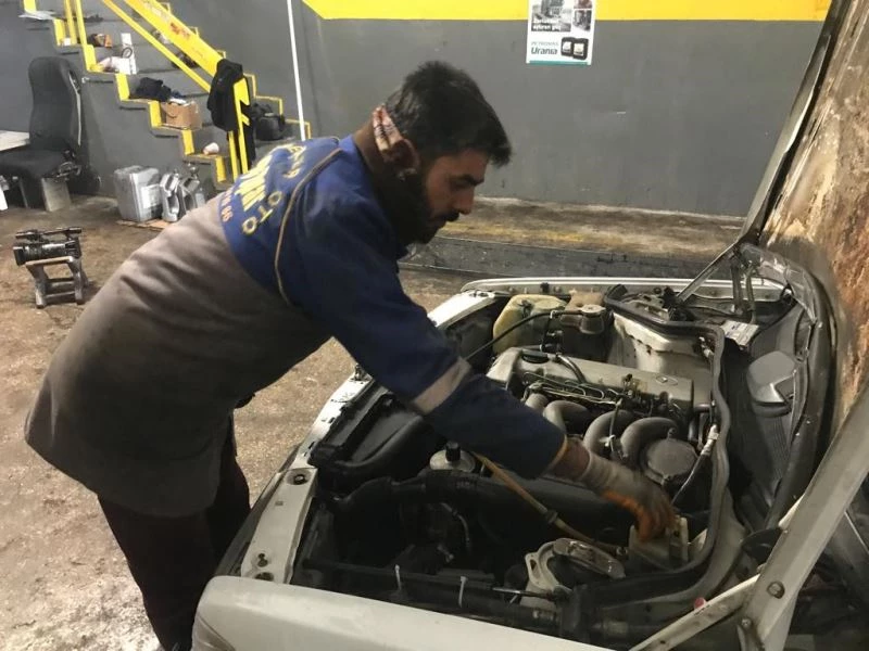 Elazığ’da soğuklar arttı, ustalar sürücülere kış bakımını hatırlattı
