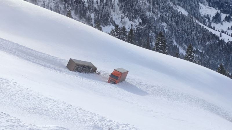 Artvin’de kar ve tipi nedeniyle iki tır yoldan çıkarak uçurum sürüklendi
