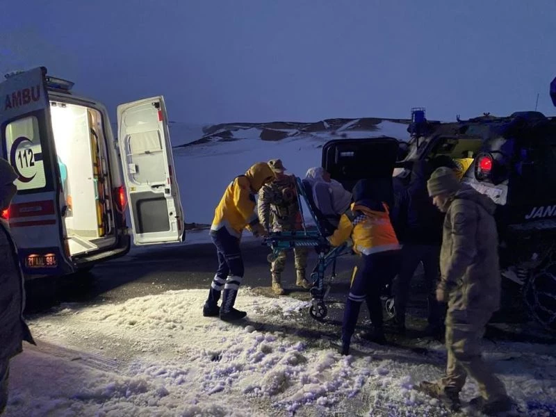 Yolda kalan vatandaşın yardım çağrısına jandarma ekipleri yetişti
