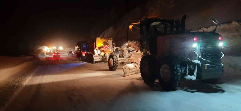 Antalya-Konya karayoluna çığ düştü, 3 metrelik kar kütleleri yolu kapladı
