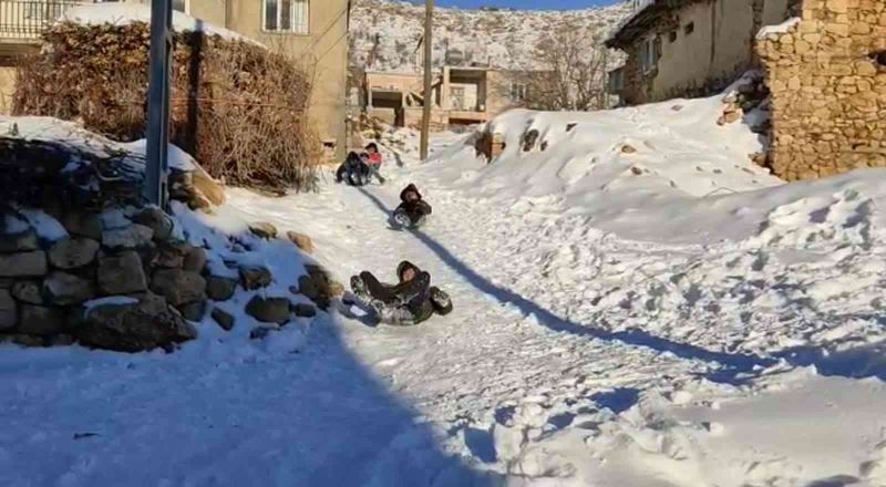 Çocuklar karın keyfini ’naylonla’ kayarak çıkardı
