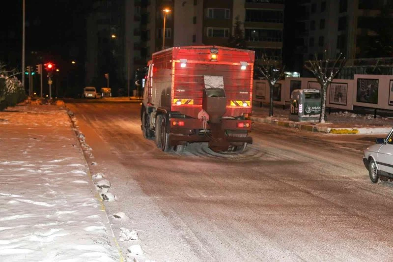 Başkan Çakın, tuzlama çalışmalarını inceledi
