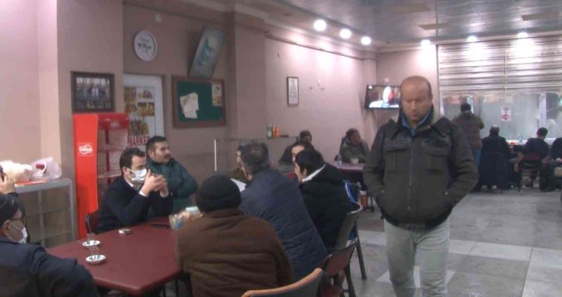 Dursunköy’de mahsur kalan vatandaşlar köy kahvehanesine sığındı
