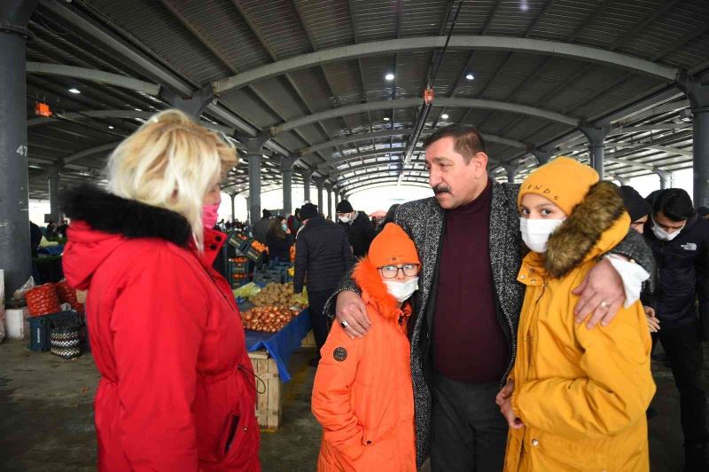 Başkan Vidinlioğlu, Kuzeykent pazarında esnaf ve vatandaşlarla bir araya geldi
