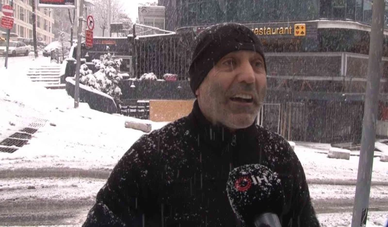 Şişli’de kar küreyen vatandaş: Yarım metre yağsın, millet evde yatsın istiyorum
