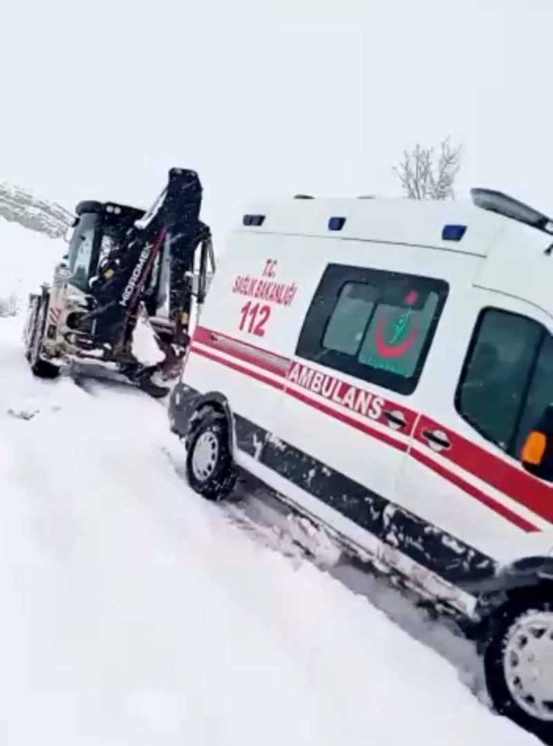 Yolda kalan ambulansın yardımına iş makinesi yetişti
