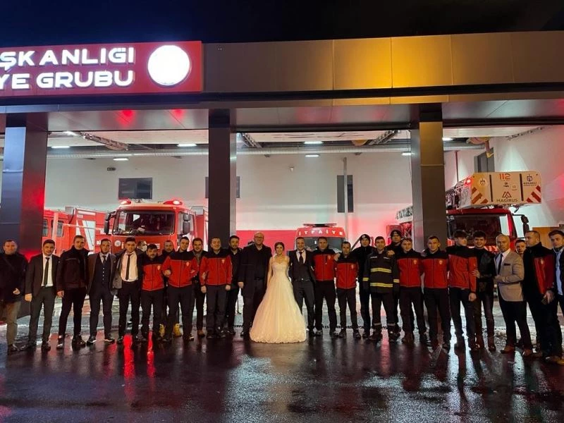 Arkadaşları düğününe gelemeyince, kendisi görev yerine gitti
