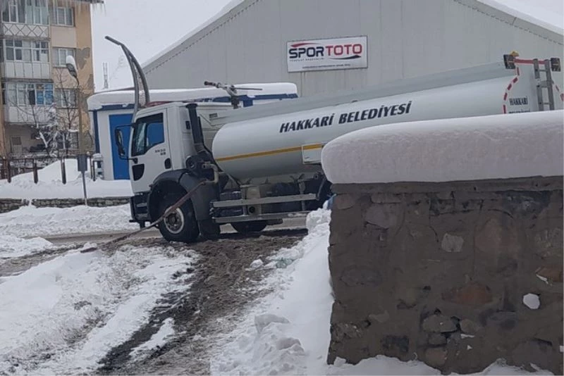 Su şebekeleri donan aile için belediye ekibi seferber oldu
