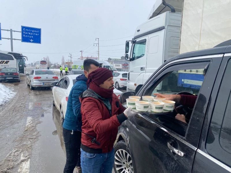 Ereğli Belediyesi karda bekleyen vatandaşlara çorba ikramında bulundu

