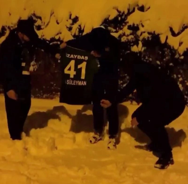 Ezeli rakibe transfer olan futbolcunun formasını yaktılar
