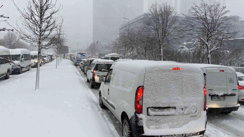 Karda yolda kalan vatandaş tepki gösterdi: 