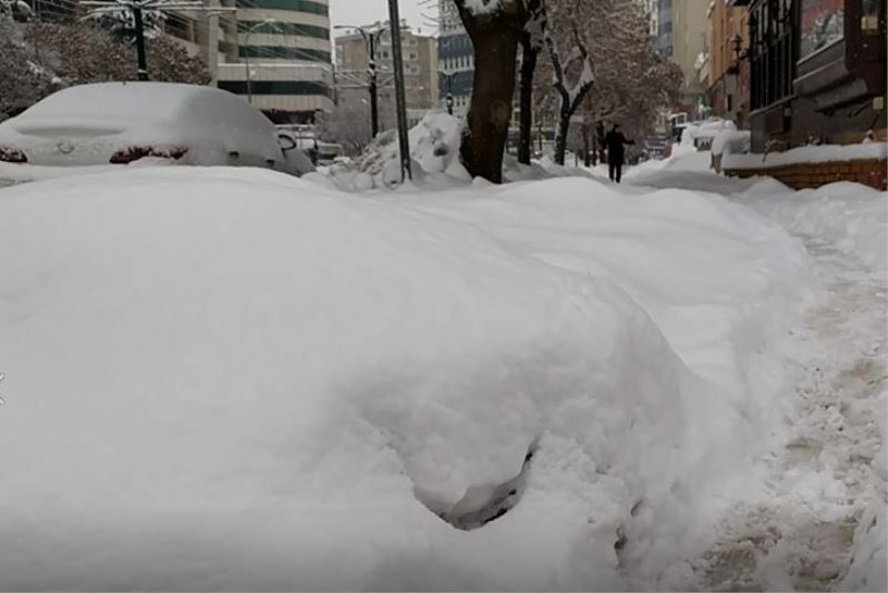 Gaziantep’te kar yağışı etkisini sürdürüyor
