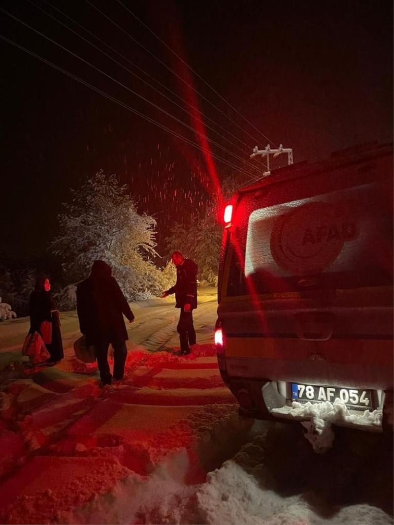 Kar yağışı sonrası mahsur kalan 12 vatandaş kurtarıldı
