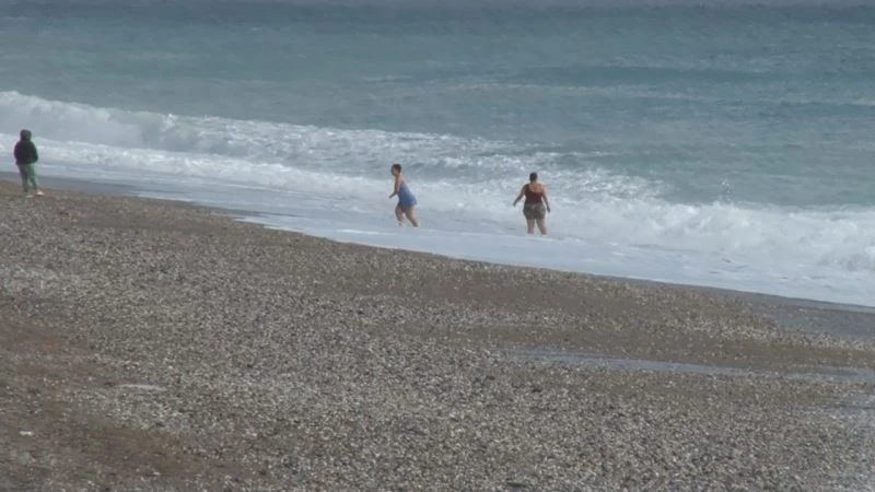 Sabah lapa lapa kar yağdı, öğle güneşi gören deniz ve dalga keyfi yaptı
