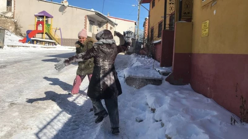 Bayburt’ta karın tadını poşetle kayan çocuklar çıkardı
