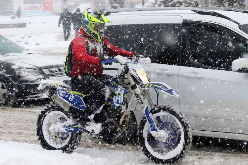 Erzincan’da kar ve tipiden 401 köy yolu ulaşıma kapandı
