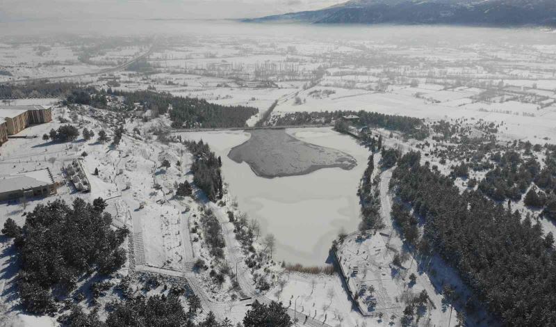  Kütahya’daki ’Saklıgöl’ buz tuttu
