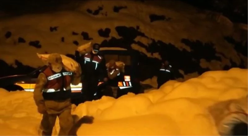 Jandarma hastaların ilaçlarını alıyor, evlere gıda ve kömür ulaştırıyor
