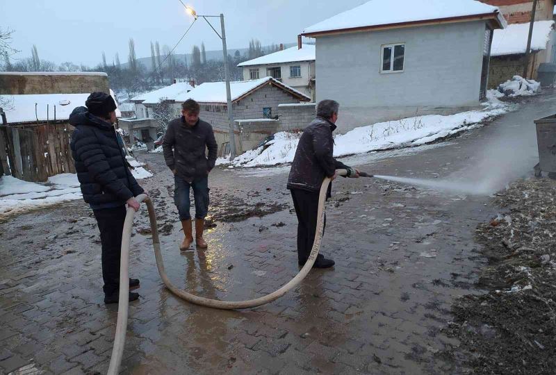 Köylüler yollardaki kar ve buzu kaplıca suyuyla eritiyorlar
