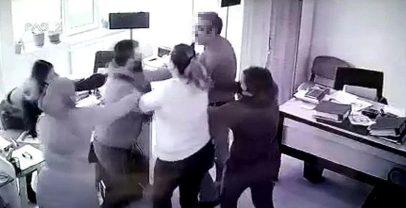 Önce kadın memura hakaret etti, sonra ayırmaya çalışan memura kafa attı
