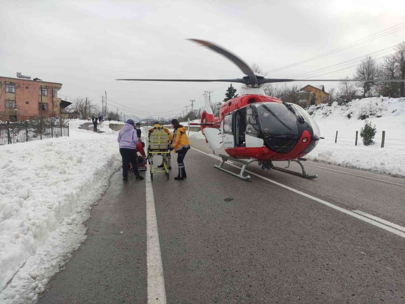 Ambulans helikopter karayoluna indi
