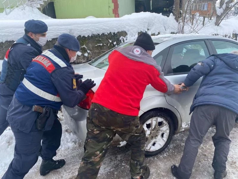 Yolda kalanları jandarma kurtarıyor
