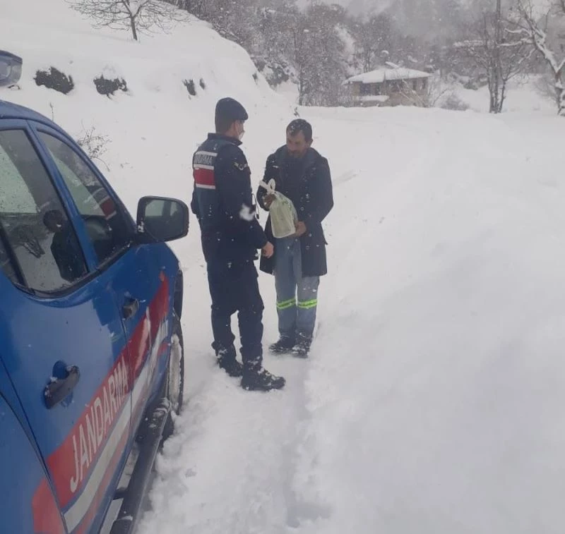 Bebeğinin maması biten kadının yardımına jandarma koştu
