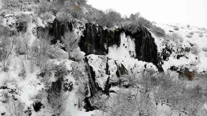 Girlevik şelalesi, kış aylarında karla bir başka güzel
