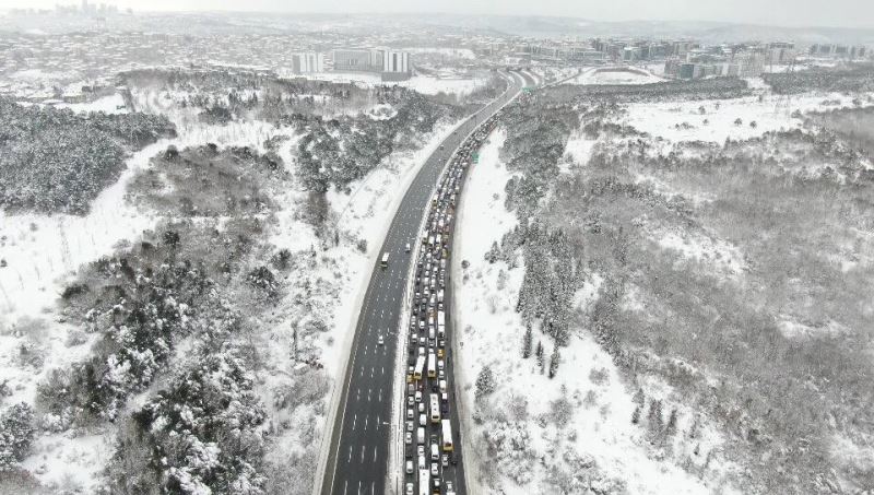 Kavacık’ta özel araçların köprülerden geçişine izin verilmedi, kilometrelerce araç kuyruğu oluştu
