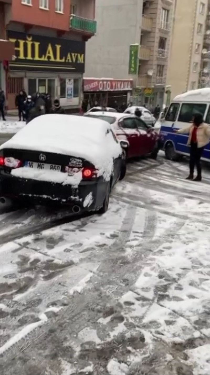 Bursa’da yollar buz pistine döndü, kazalar kaçınılmaz oldu
