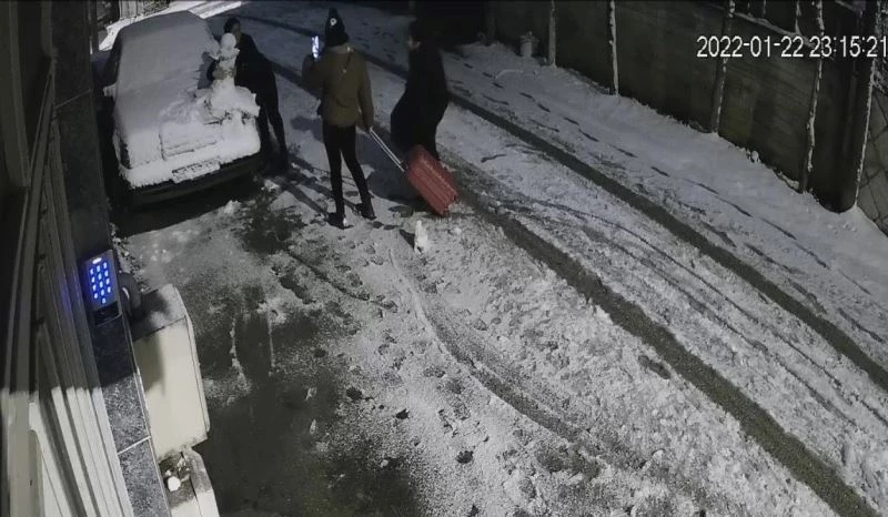 Gülümseten kardan adam hırsızlığı
