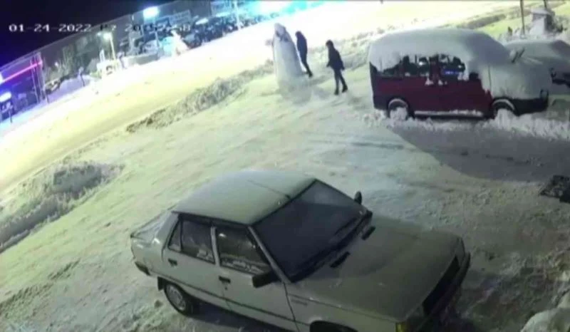 Kardan adamın kafasını yumrukla yıkıp, şapkasını çaldılar: O anlar kamerada
