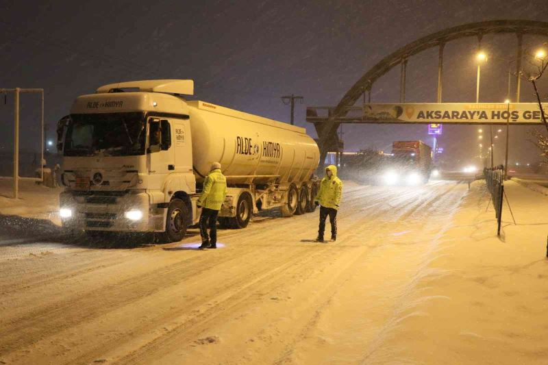 Aksaray-Adana ve Nevşehir karayolları kar ve tipi nedeniyle tırlara ulaşıma kapatıldı
