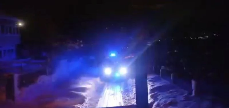 Karla kaplanan yolda ambulansın yolunu açtılar
