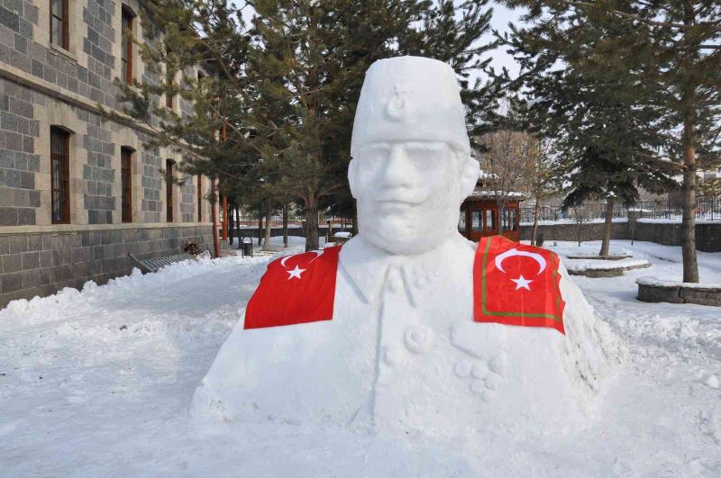 Kazım Karabekir Paşa’nın kardan heykeli yapıldı
