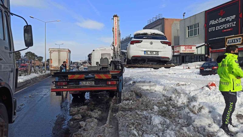 Valilik talimatının ardından yol kenarındaki araçlar çekiliyor
