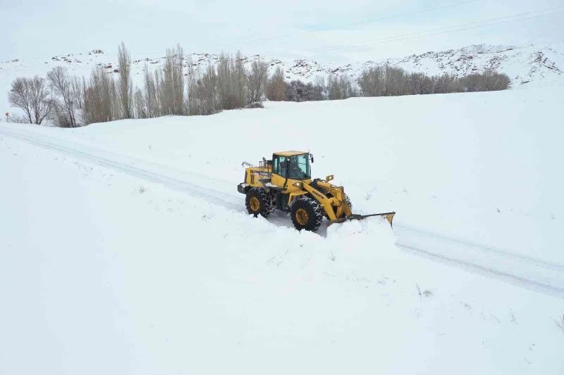Vali Ayhan, karla mücadelenin kahramanlarını yalnız bırakmadı
