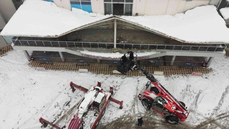Amasya’da kara dayanamayan otogar çatısı çöktü
