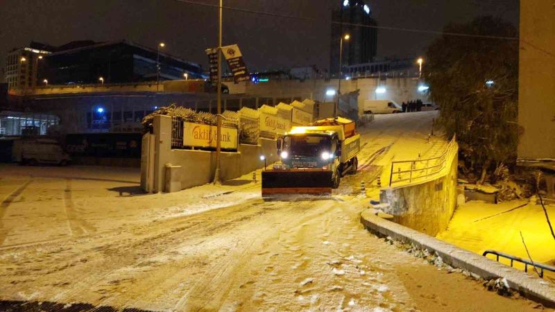 Beyoğlu Belediyesi karla mücadelede yoğun bir çalışma yürüttü
