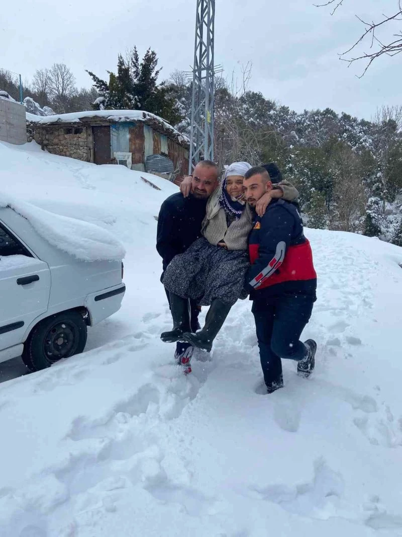 Donmak üzere olan 90 yaşındaki kadını itfaiye kurtardı
