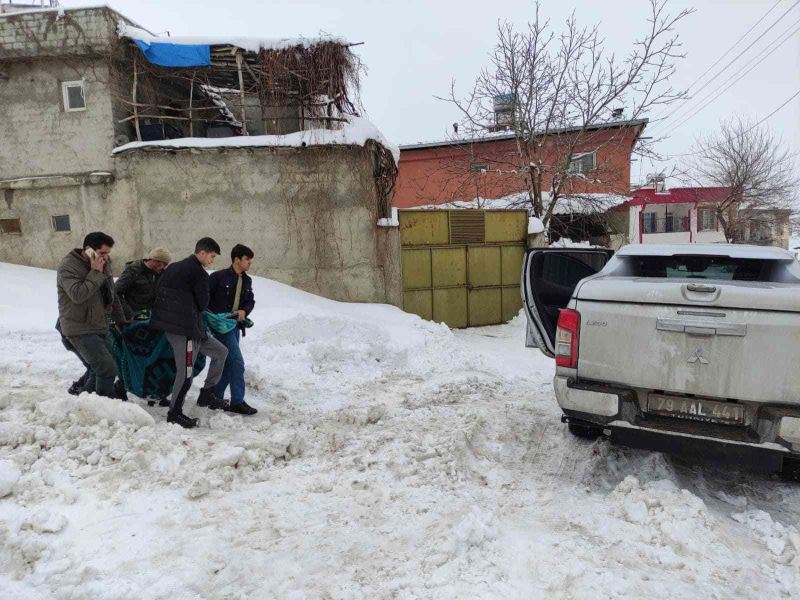 Karda kayarak ayağını kıran yaşlı kadının imdadına orman işletme yetişti
