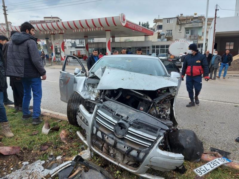 Osmaniye’de refüje çarpan otomobilin sürücüsü yaralandı
