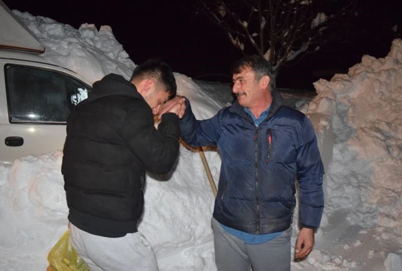 Kar nedeniyle evine gidemeyen öğrenciyi kaymakam evine ulaştırdı
