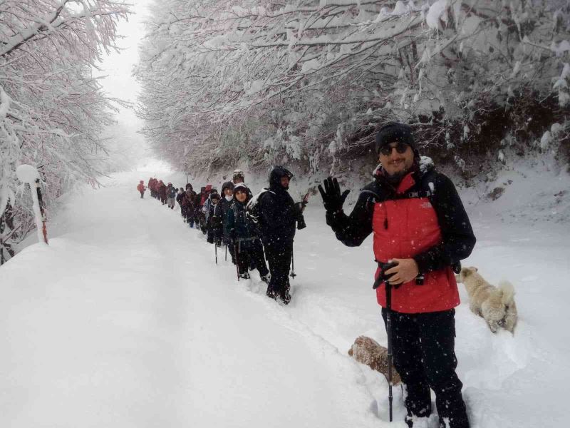 Dağcıların 12 kilometrelik kar yürüyüşü

