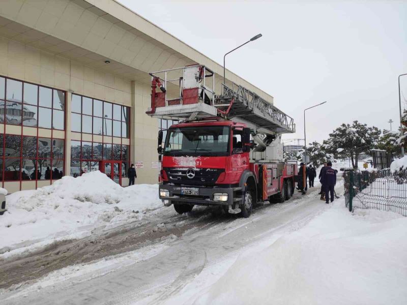 Büyükşehir, yüksek kar yükünün oluştuğu şehirlerarası otobüs terminali’nde önlem aldı
