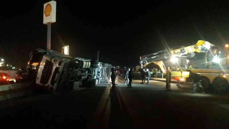 Virajı almayan pamuk yüklü tır yol kenarına devrildi
