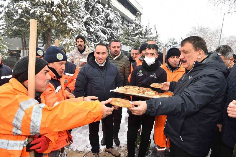 Gürkan, sahada çalışan personellerle bir araya geldi
