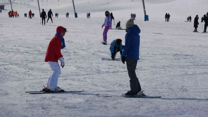 Van’da kayakla tanışan çocuklar eğlenceli vakit geçiriyor
