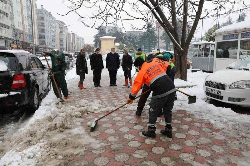 Kaldırımlarda kar temizleme çalışmaları

