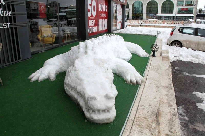 Yapımı 6 saat sürdü 11 metre uzunluğunda, görenler dönüp  bir daha baktı
